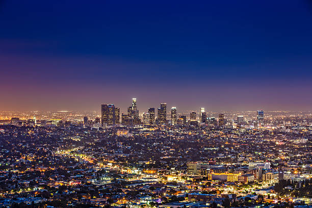 horizonte de noite de los angeles, califórnia, eua - city of los angeles city life cityscape night imagens e fotografias de stock