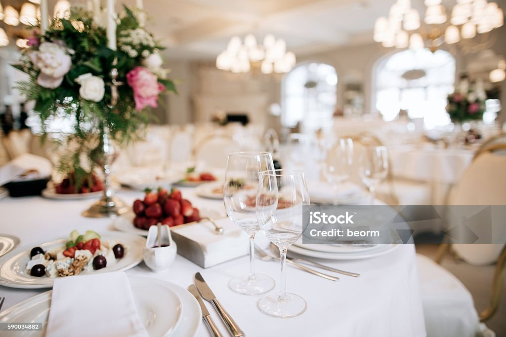 Restauranttisch mit Essen - Lizenzfrei Hochzeit Stock-Foto