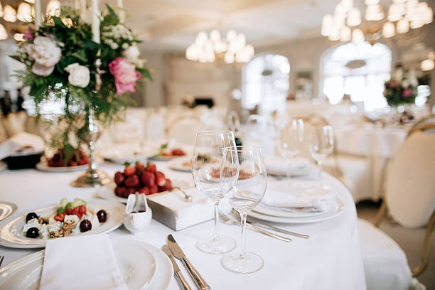 restaurant table with food - dance floor imagens e fotografias de stock