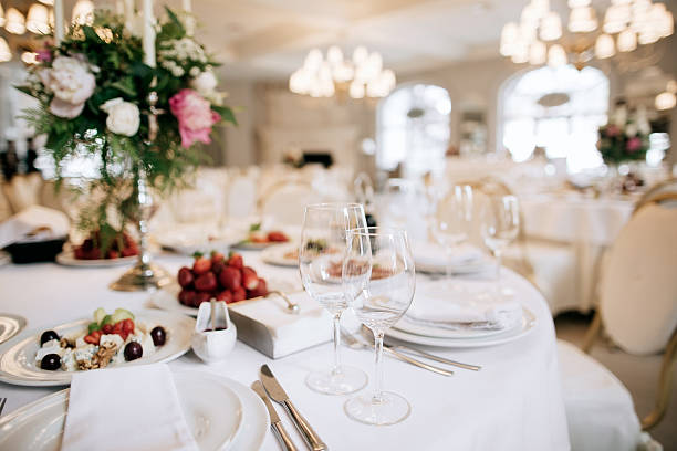 ресторанный стол с едой - restaurant banquet table wedding reception стоковые фото и изображения
