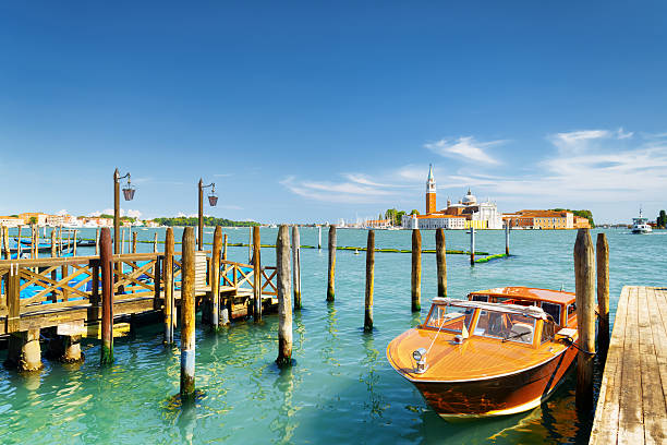лодка, припаркованная рядом с рива-де-гли скьявони, венеция, италия - riva degli schiavoni стоковые фото и изображения