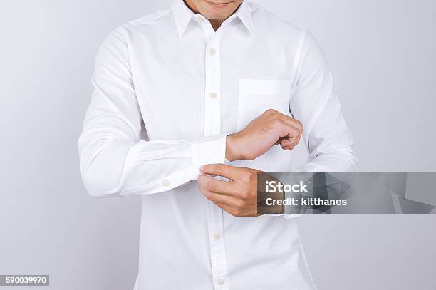 Photo libre de droit de Homme Vêtu Dune Chemise Blanche Fond Blanc banque d'images et plus d'images libres de droit de Chemise - Chemise, D'ascendance européenne, Blanc