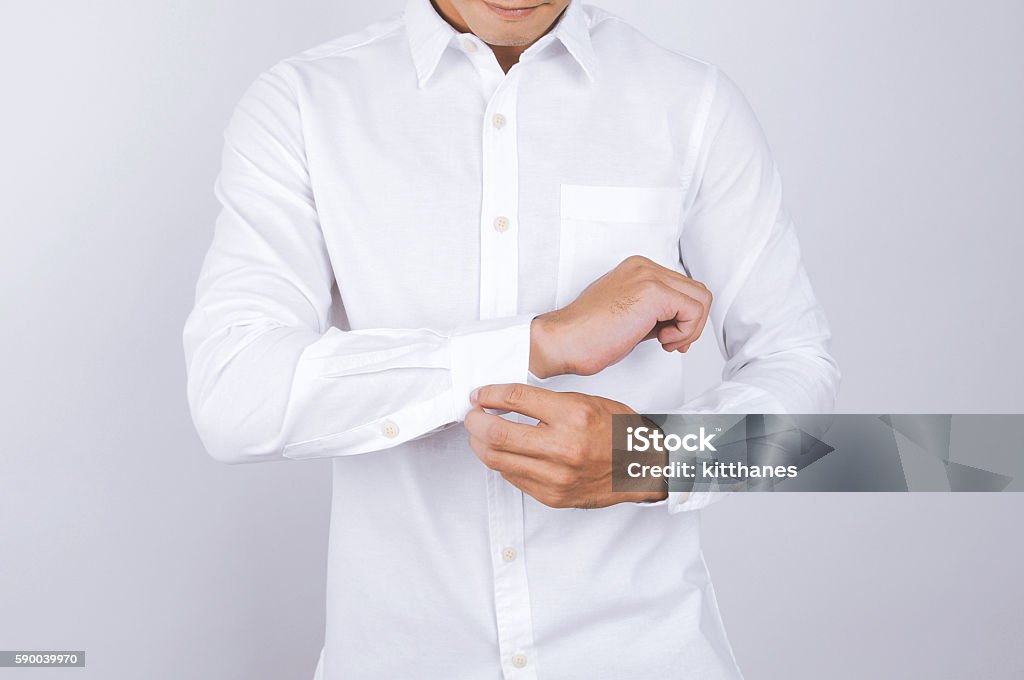 homem vestindo uma camisa branca. Fundo branco - Foto de stock de Camisa royalty-free