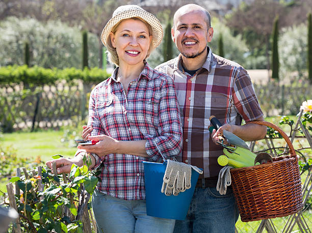 高齢者のカップル動作庭の - senior adult couple care spring ストックフォトと画像