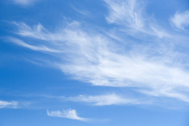 ciel bleu et nuages en arrière-plan  - cirrus cloud white fluffy photos et images de collection