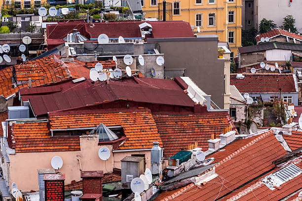 panorama stambulska z dachami i antenami - television aerial roof antenna city zdjęcia i obrazy z banku zdjęć