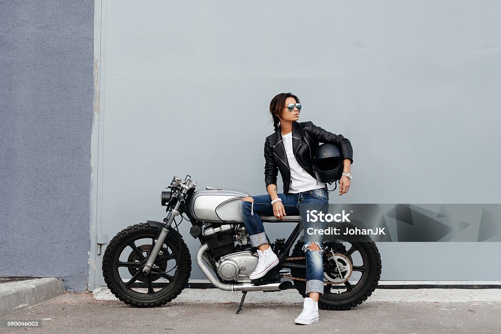 Biker-Frau in Lederjacke auf Motorrad - Lizenzfrei Motorrad Stock-Foto