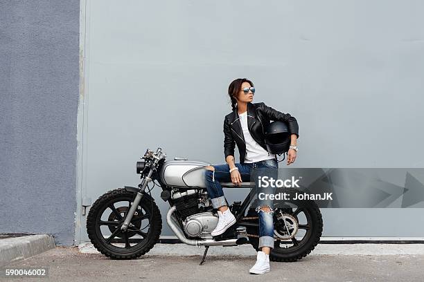 Photo libre de droit de Femme Motarde En Veste En Cuir Sur Moto banque d'images et plus d'images libres de droit de Moto - Moto, Femmes, Course de motos