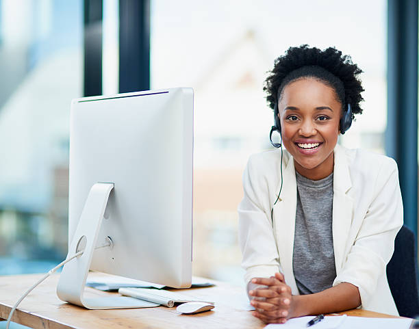 o que posso fazer para você?  - female customer service representative looking at camera technology - fotografias e filmes do acervo