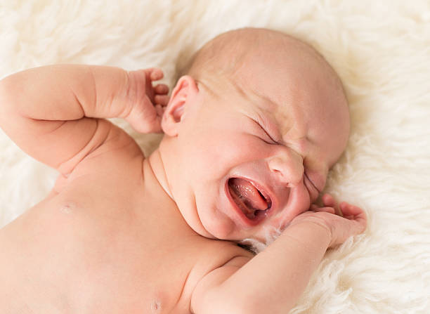 recém- nascidos, bebés a chorar - colic imagens e fotografias de stock