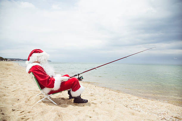 pai natal relaxante na praia - christmas beach sun tropical climate imagens e fotografias de stock