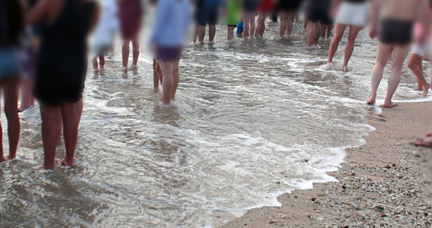 海岸の人々の脚 - flip flop human foot sand women ストックフォトと画像