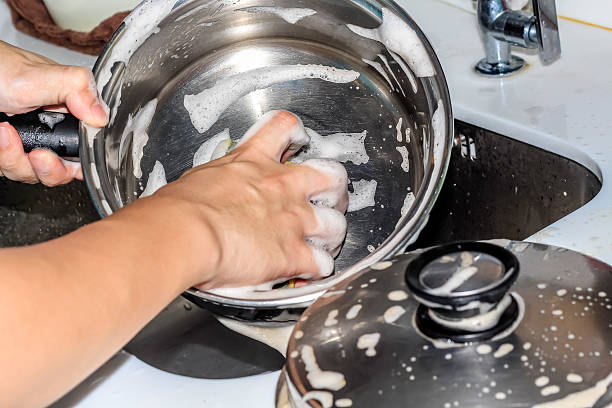 primer plano lavado de sartén olla en el fregadero - silverware clean wet kitchen utensil fotografías e imágenes de stock