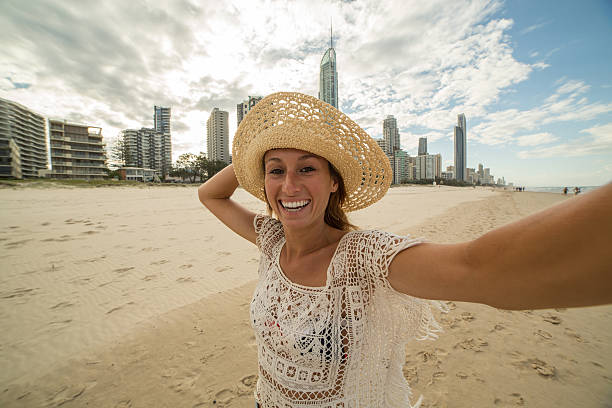 서퍼스 파라다이스 해변에서 셀카 초상화를 찍는 젊은 여성 - australia photographing camera beach 뉴스 사진 이미지