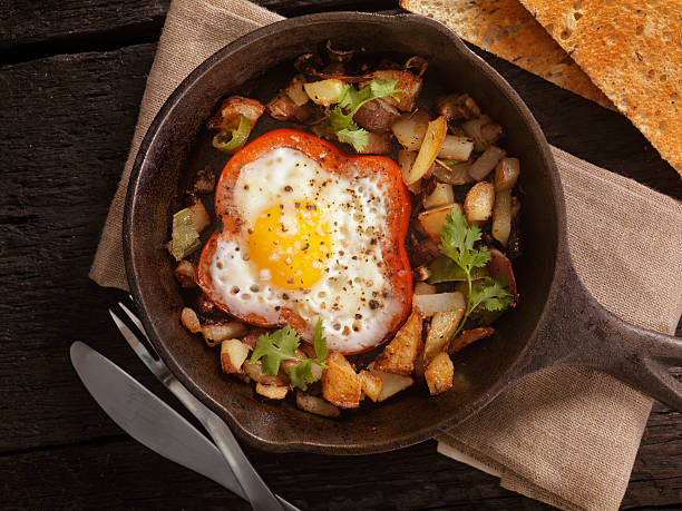 huevos fritos en pimientos con hash browns - sunnyside fotografías e imágenes de stock