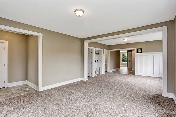 istock Open floor plan with grey walls and carpet floor 590074252