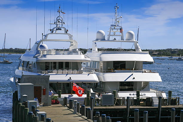 vue sur le port avec jetée et yachts de luxe, île de nantucket, massachusetts. - travel destinations polarizer outdoors luxury photos et images de collection