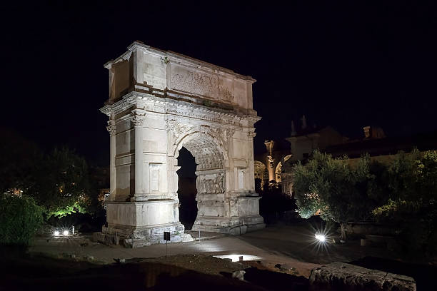 der titusbogen in der pfalz, in einer nachtansicht - washington square triumphal arch stock-fotos und bilder