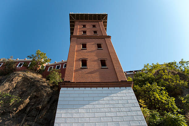 境界内のイズミル・カラタス地区の歴史的なエレベーターの建物 ストックフォト