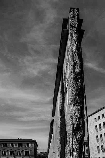 broken berlin wall in profile, germany - blokkade van berlijn stockfoto's en -beelden