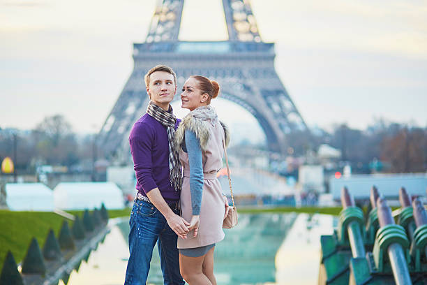 romantica coppia vicino alla torre eiffel a parigi, francia - honeymoon wedding paris france bride foto e immagini stock