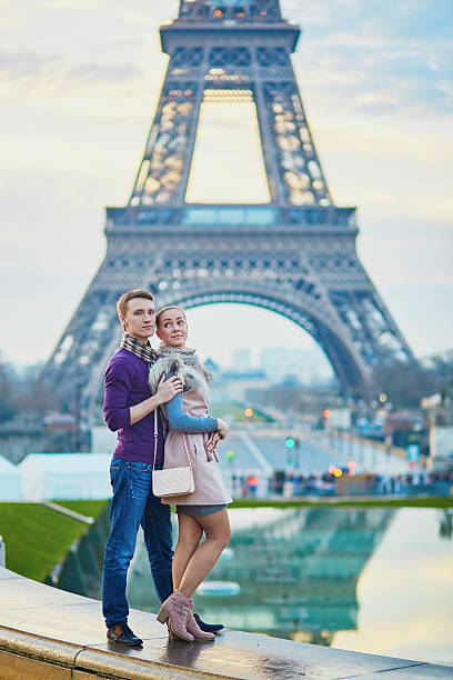 romantica coppia vicino alla torre eiffel a parigi, francia - honeymoon wedding paris france bride foto e immagini stock