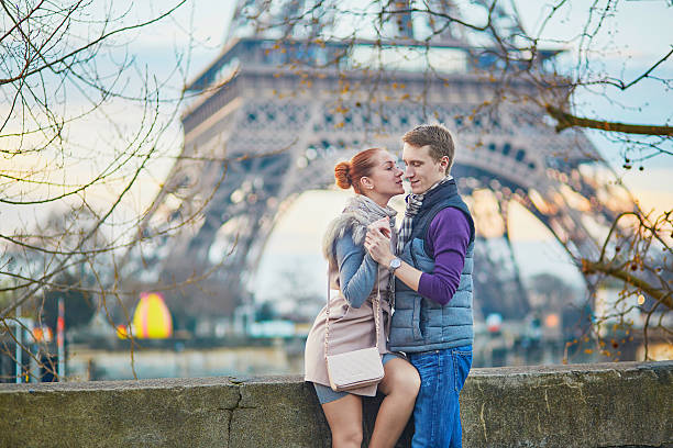 romantica coppia vicino alla torre eiffel a parigi, francia - honeymoon wedding paris france bride foto e immagini stock