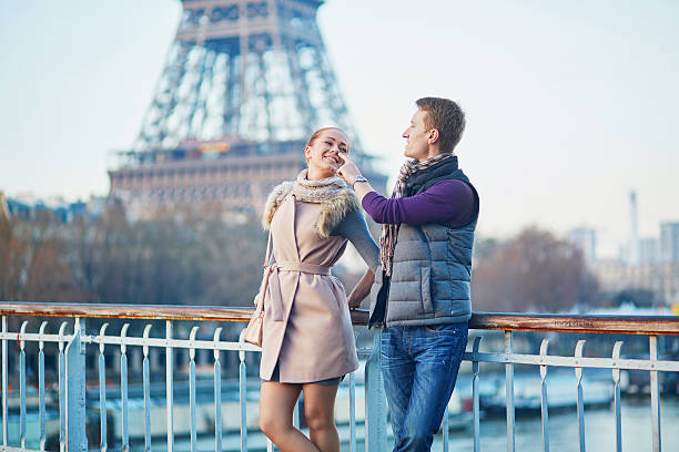 романтическая пара возле эйфелевой башни в париже, франция - honeymoon wedding paris france bride стоковые фото и изображения