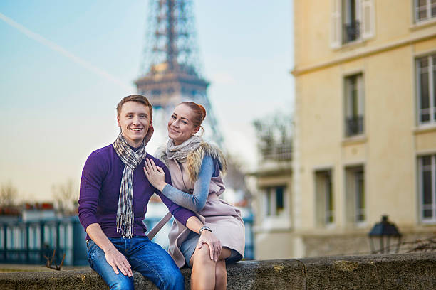 romantica coppia vicino alla torre eiffel a parigi, francia - honeymoon wedding paris france bride foto e immagini stock