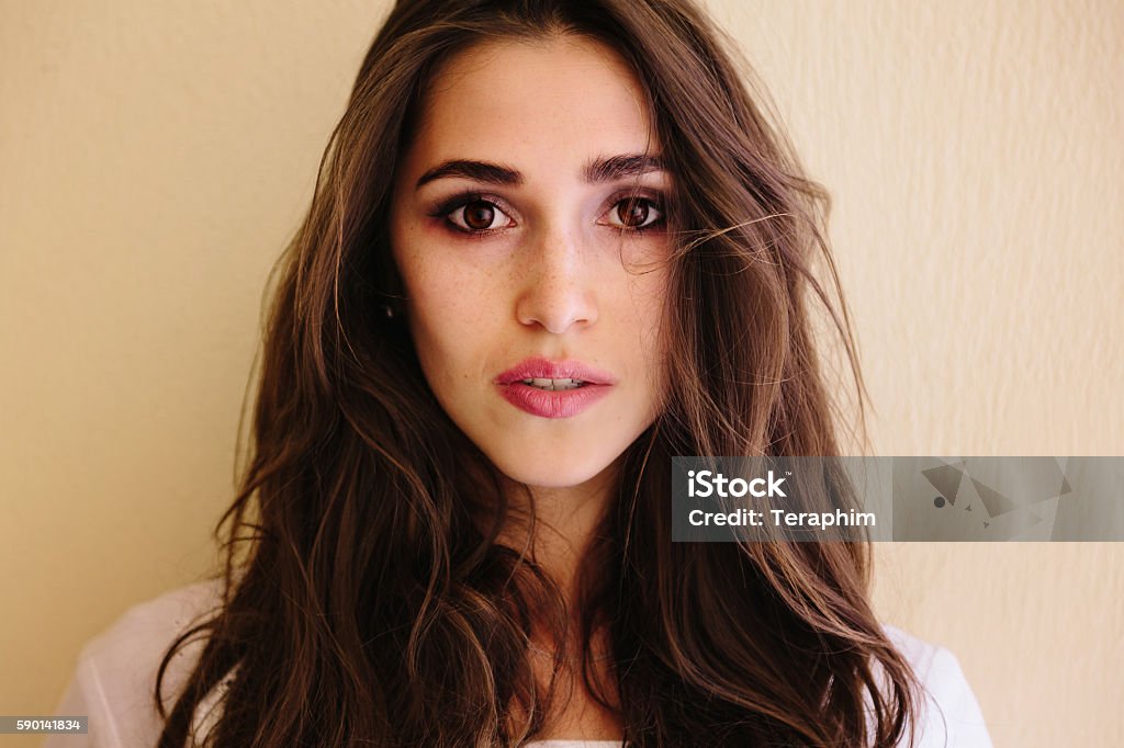 Mulher modelo de beleza com longo marrom ondulado penteado isolado em - Foto de stock de Cabelo Castanho royalty-free
