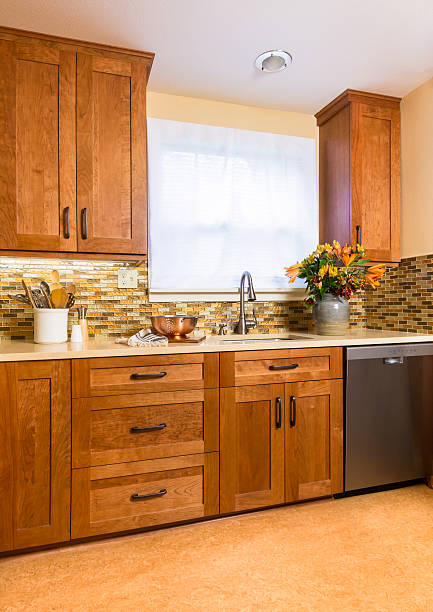 cocina contemporánea de lujo con gabinetes de madera y detalles de baldosas de vidrio - muebles de madera de cerezo fotografías e imágenes de stock