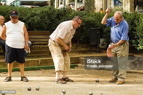 Viejos Jugando A La Petanca Foto de stock y más banco de imágenes de Hombres mayores - Hombres mayores, Acero, Actividad