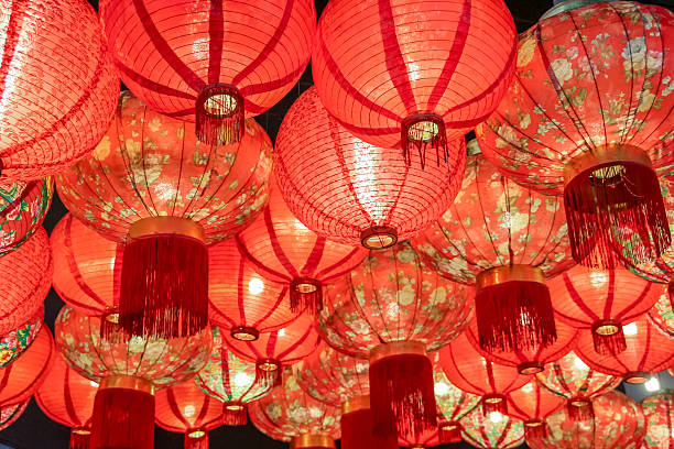 z bliska piękna tradycyjna chińska lampa latarnia w kolorze czerwonym - art thailand thai culture temple zdjęcia i obrazy z banku zdjęć