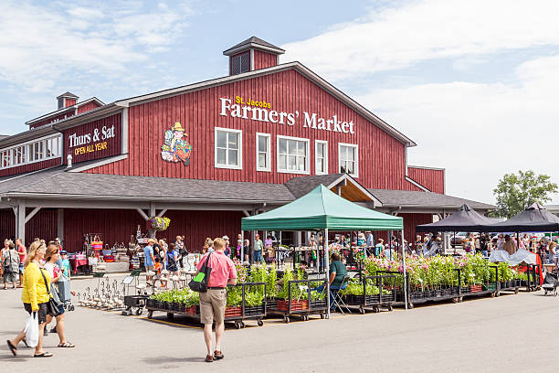 edifício principal no mercado de agricultores de st. jacobs, jacobs, ontário, - country market - fotografias e filmes do acervo