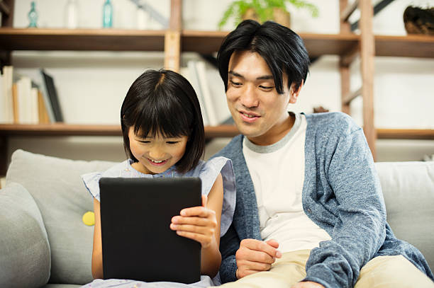 父と娘デジタルタブレットを使用しています。 - digital tablet family father offspring ストックフォトと画像