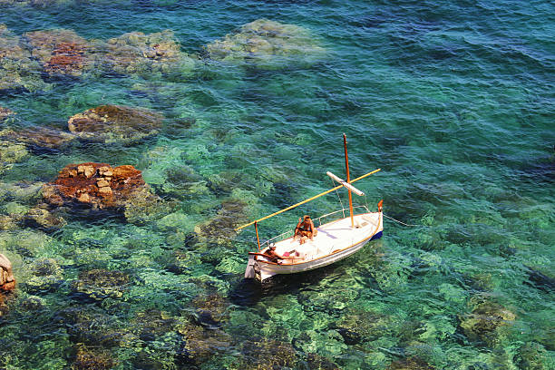 l’été sur un bateau sur la costa brava - cadaques photos et images de collection