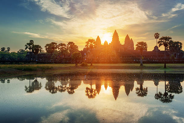 mysteriöse türme des antiken angkor wat in kambodscha im morgengrauen - angkor wat buddhism cambodia tourism stock-fotos und bilder