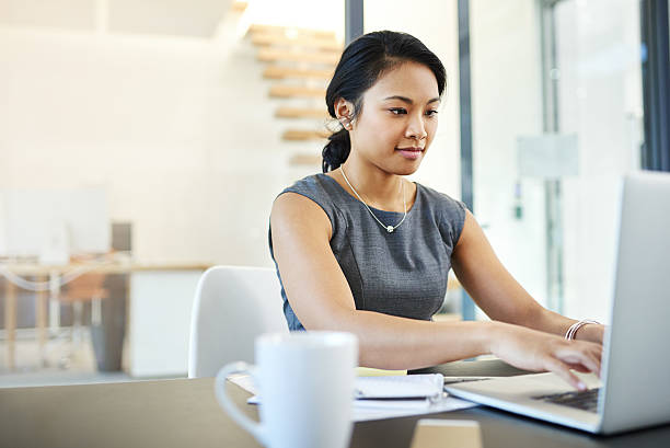 seu trabalho é sempre de um padrão excepcional - typing busy business women - fotografias e filmes do acervo