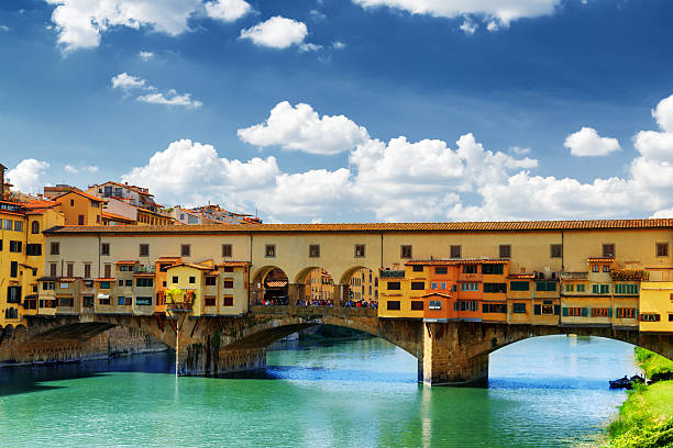 die ponte vecchio über dem fluss arno, florenz, toskana, italien - ponte vecchio stock-fotos und bilder