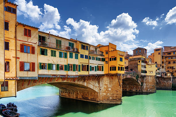 vista lateral del puente medieval ponte vecchio en florencia, italia - florence italy italy bridge international landmark fotografías e imágenes de stock