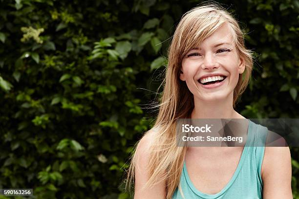 Lachend Und Schön Stockfoto und mehr Bilder von Eine Frau allein - Eine Frau allein, Blondes Haar, Lächeln