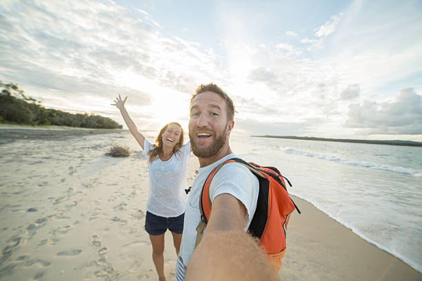 일몰에 해변에서 장난 젊은 부부의 자화상 - australia photographing camera beach 뉴스 사진 이미지