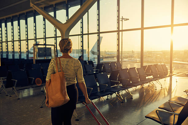 그녀의 게이트로 가는 길에 - airport women waiting business travel 뉴스 사진 이미지