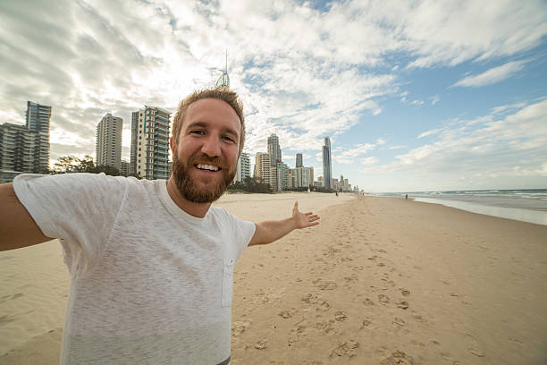 서퍼스 남성, 서퍼스 파라다이스 해변에서 셀카 초상화 찍기 - australia photographing camera beach 뉴스 사진 이미지