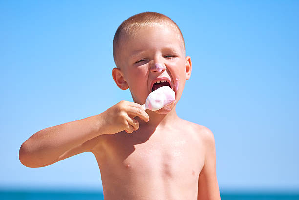 junge lecken eis - child chocolate ice cream human mouth stock-fotos und bilder