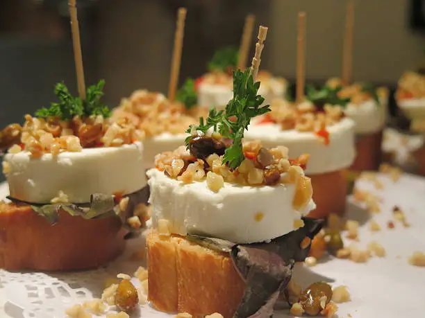 Tapas Pintxo goatcheese parsley pistacio crusty bread