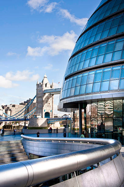 paisaje urbano del puente de la torre y del pasillo de ciudad - city hall de londres fotografías e imágenes de stock