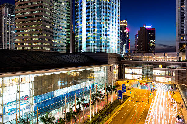 distrito financeiro de hong kong - hong shopping night skyline - fotografias e filmes do acervo
