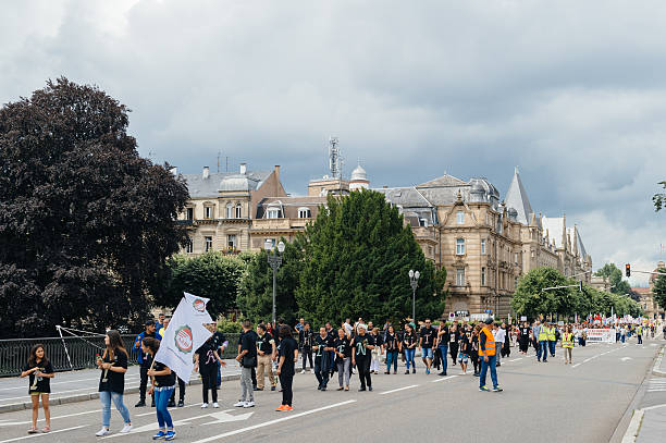 członkowie tureckiego alevi - dziewczyny ze znakiem pokoju - voting election politics little girls zdjęcia i obrazy z banku zdjęć