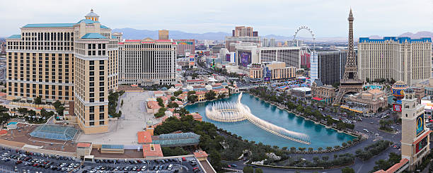 las vegas strip panorama - las vegas metropolitan area skyline panoramic the las vegas strip fotografías e imágenes de stock